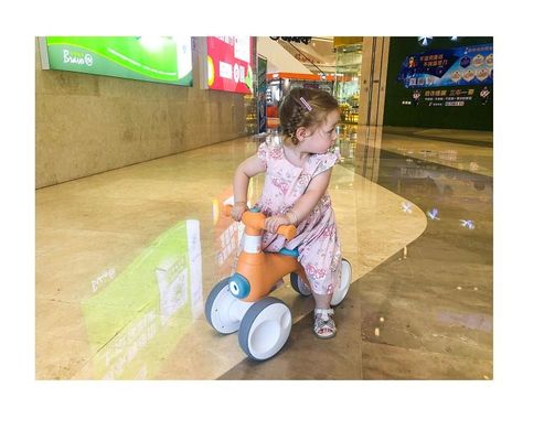 Plastic 4-wheel children's balance bike with music light bubble device max loading 30kg