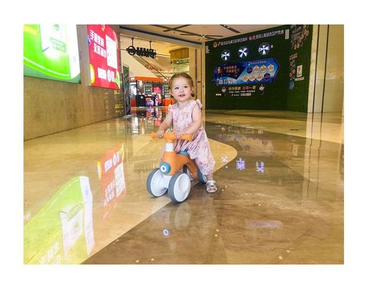 Plastic 4-wheel children's balance bike with music light bubble device max loading 30kg
